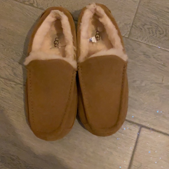 Mens slipper uggs size 7, worn 1 time, perfect condition!